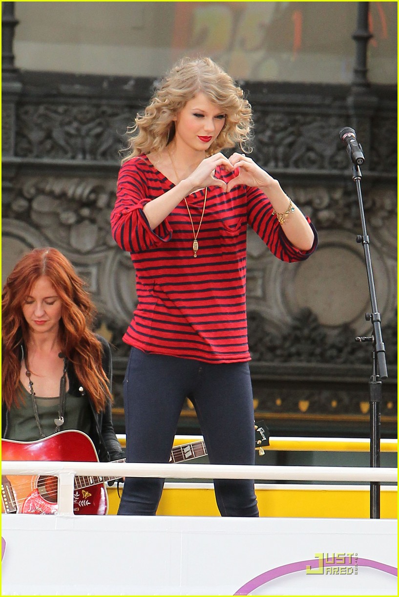 Taylor Swift: Double-Decker Bus Performance!
