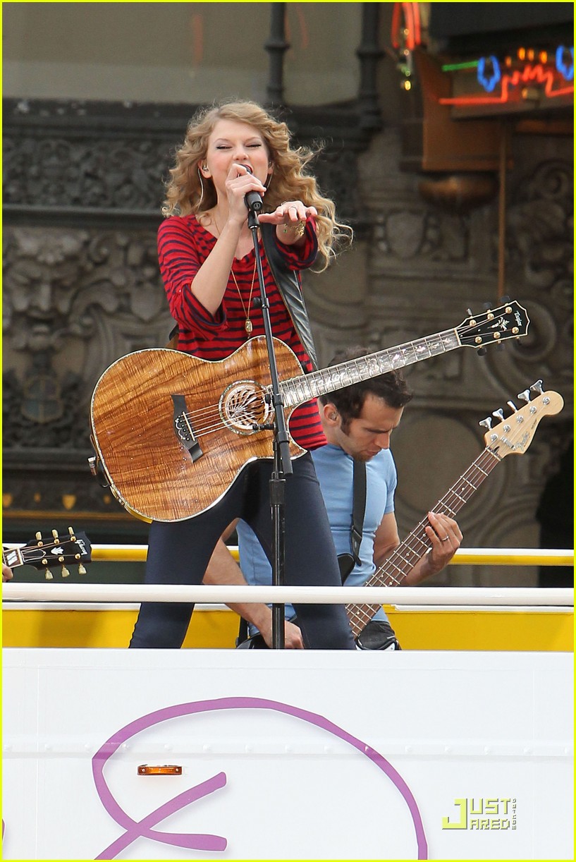 Taylor Swift: Double-Decker Bus Performance!