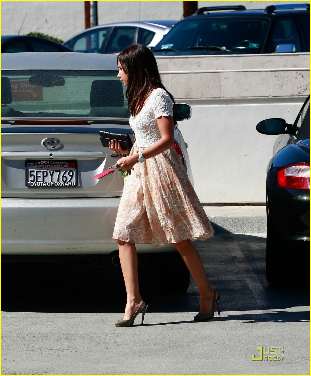 Ashley Tisdale: Sunday Breakfast Beauty