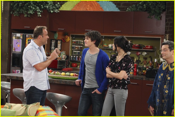 David Barrera Guest Stars on Wizards!