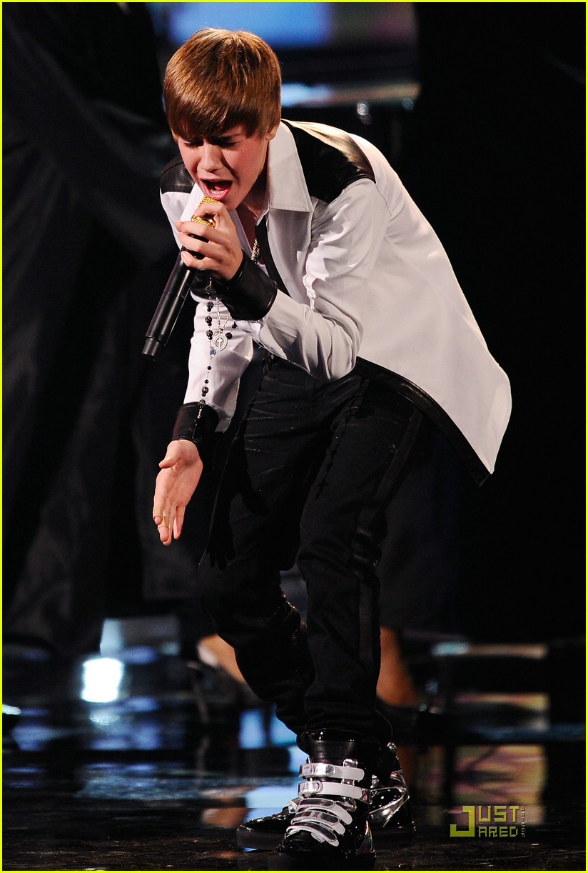 Justin Bieber Takes Home FOUR American Music Awards!