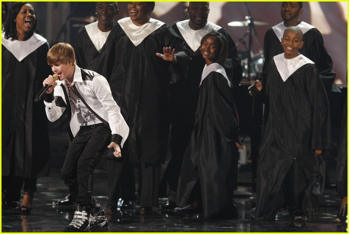 Justin Bieber Takes Home FOUR American Music Awards!