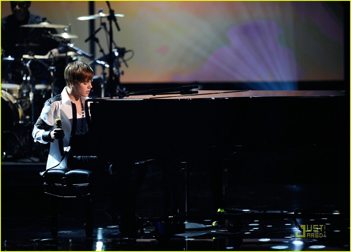 Justin Bieber Takes Home FOUR American Music Awards!