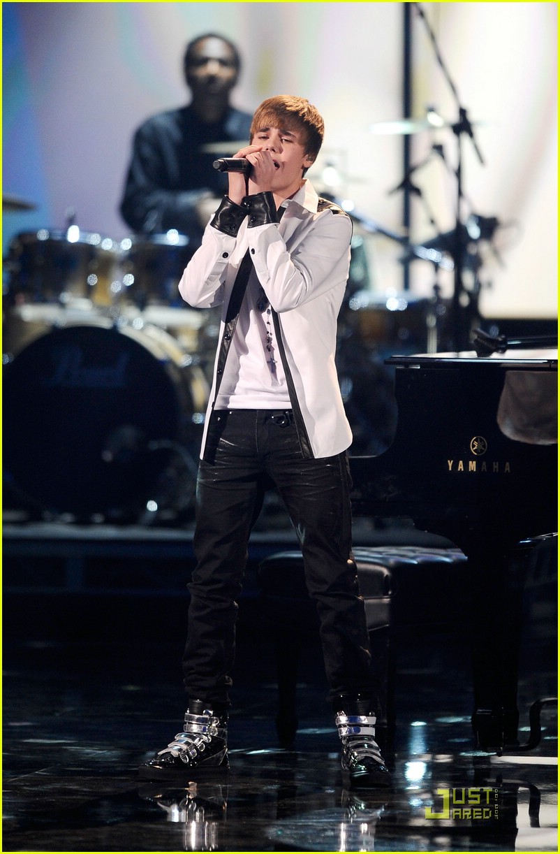 Justin Bieber Takes Home FOUR American Music Awards!