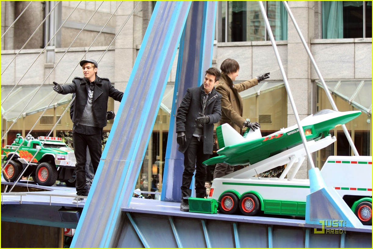 Big Time Rush Won't 'Forget About You' at Macy's Thanksgiving Parade