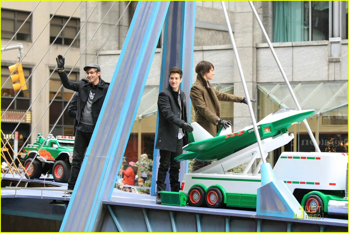 Big Time Rush Won't 'Forget About You' at Macy's Thanksgiving Parade
