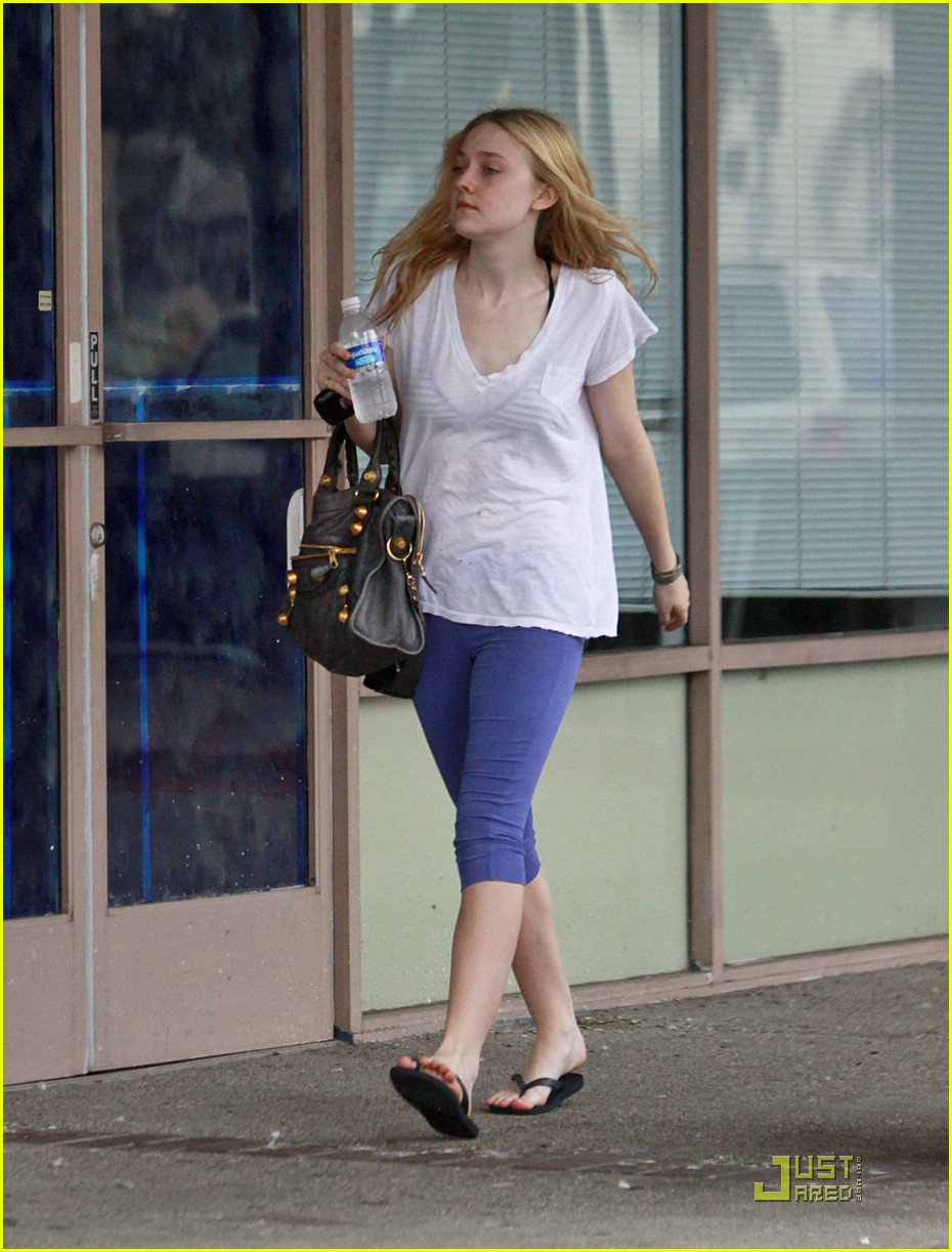 Dakota Fanning & Her 'Furious' Fingers