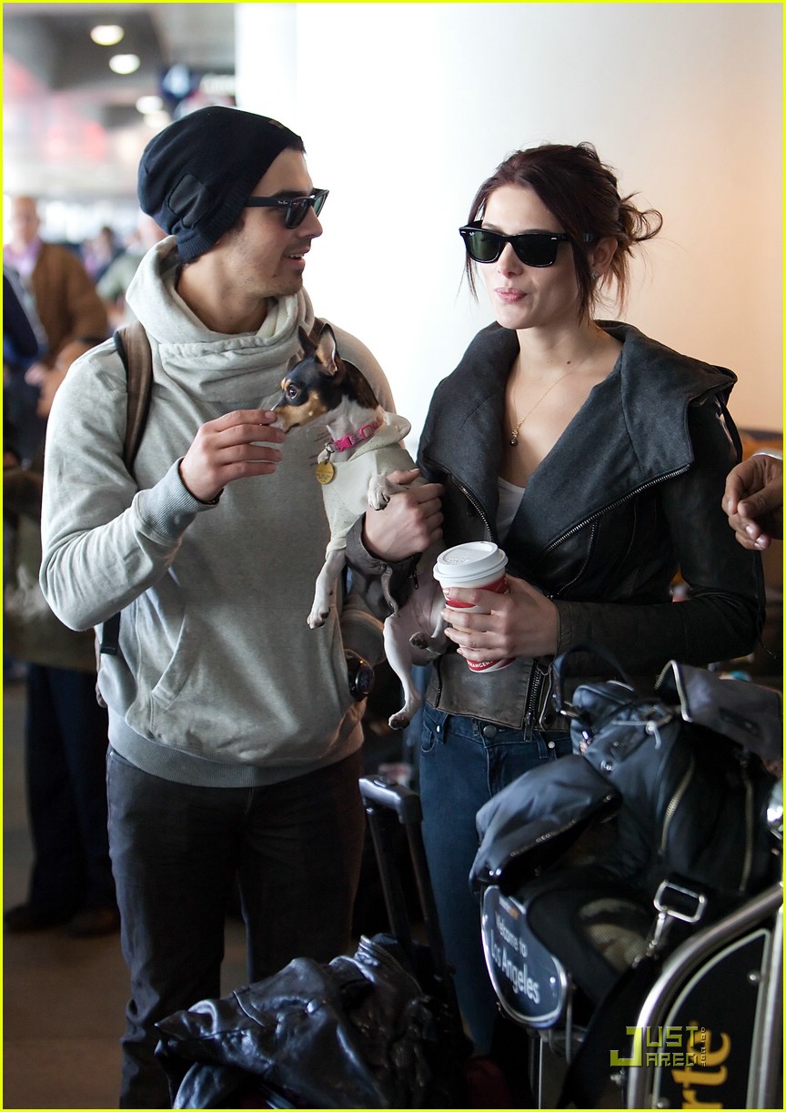Ashley Greene & Joe Jonas: Laughing at LAX