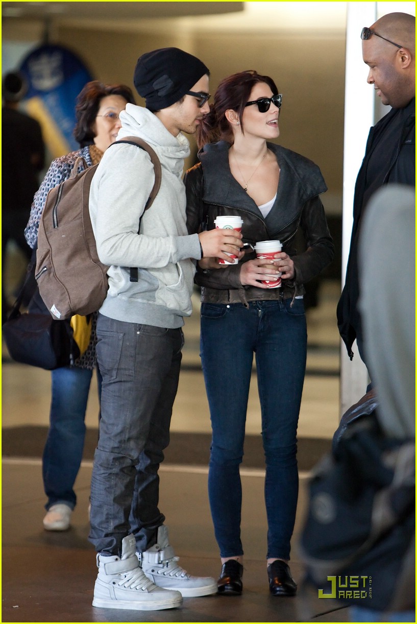 Ashley Greene & Joe Jonas: Laughing at LAX
