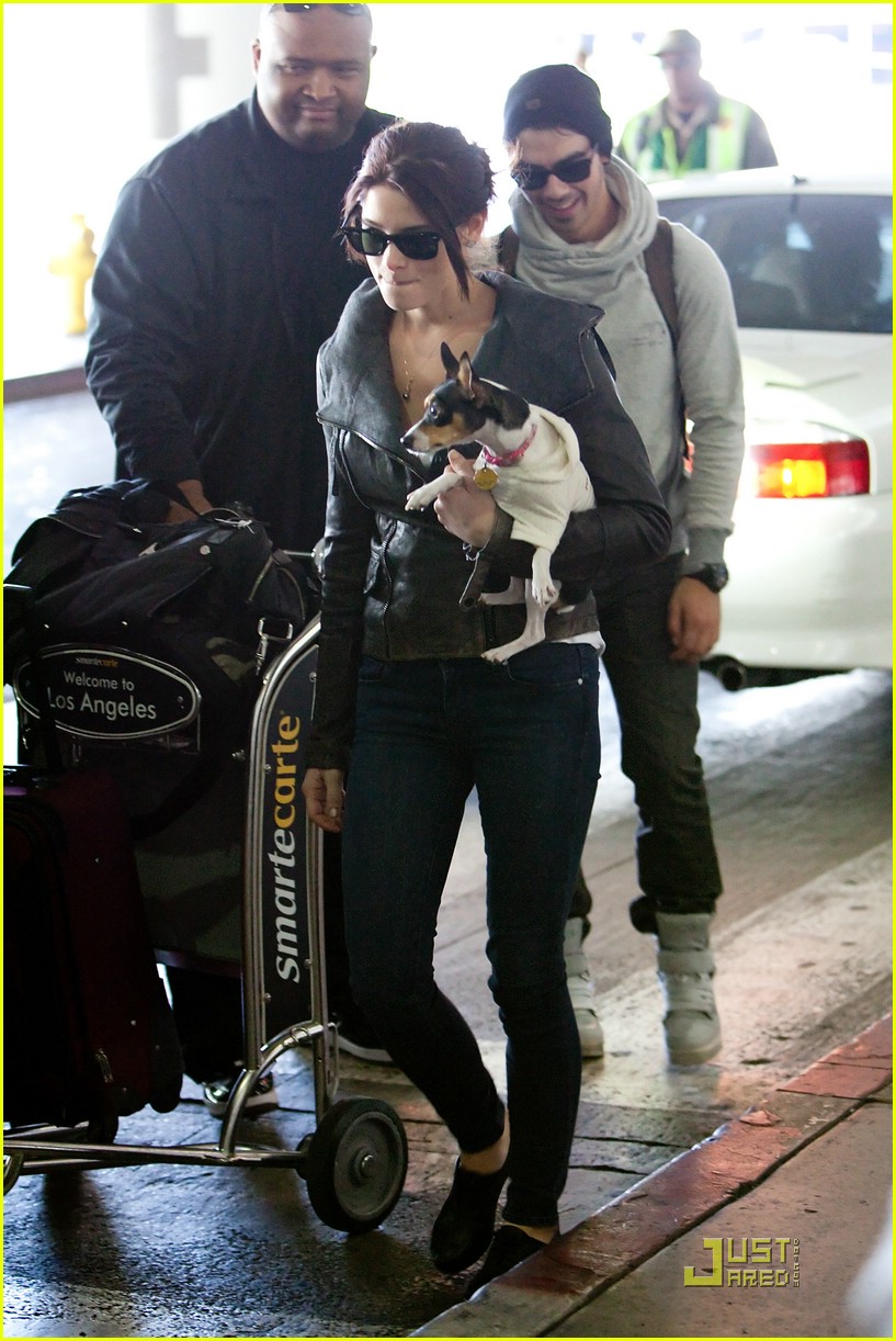 Ashley Greene & Joe Jonas: Laughing at LAX