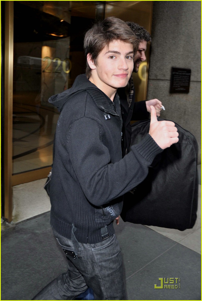 Gregg Sulkin: FOUR Days Until 'Avalon High'