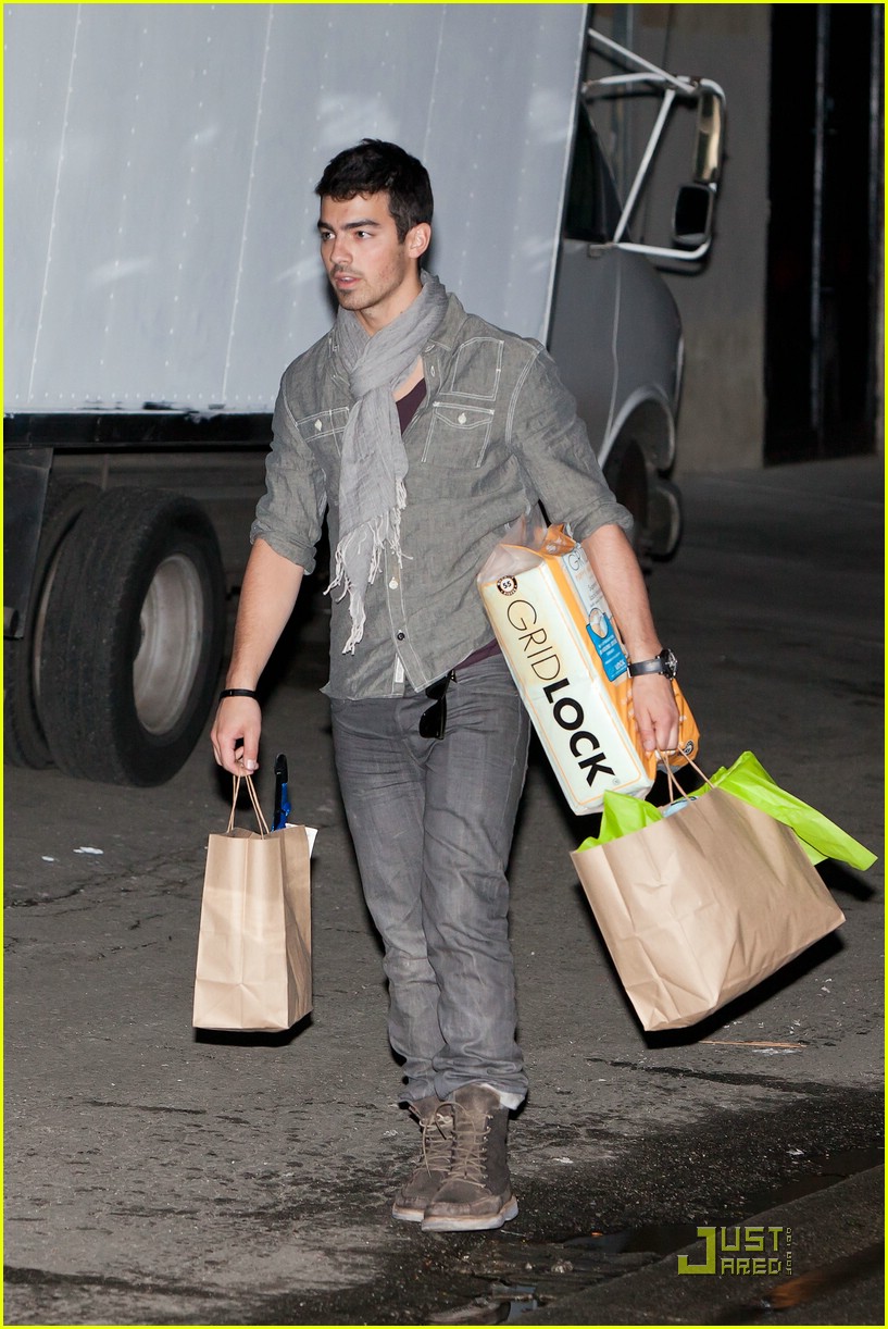 Joe Jonas & Ashley Greene: Shopping For Marlo!