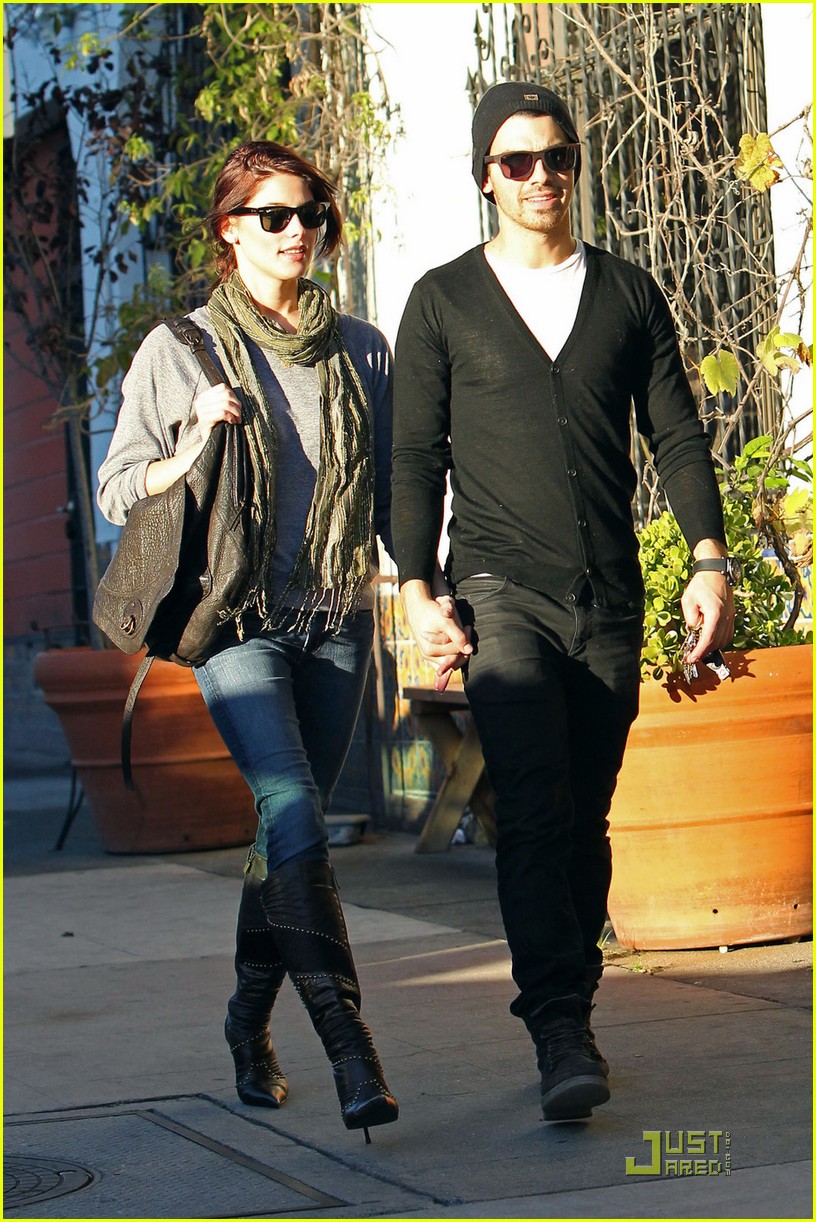 Joe Jonas & Ashley Greene: Beso Dinner Date