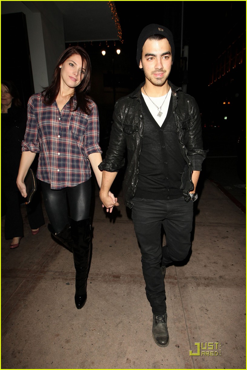 Joe Jonas & Ashley Greene: Beso Dinner Date
