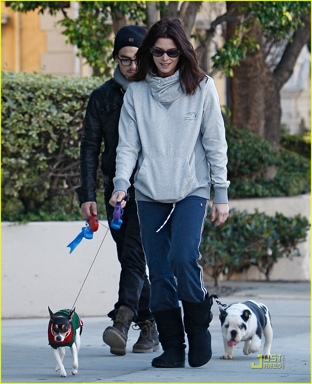Joe Jonas & Ashley Greene: Dog Walker Duo