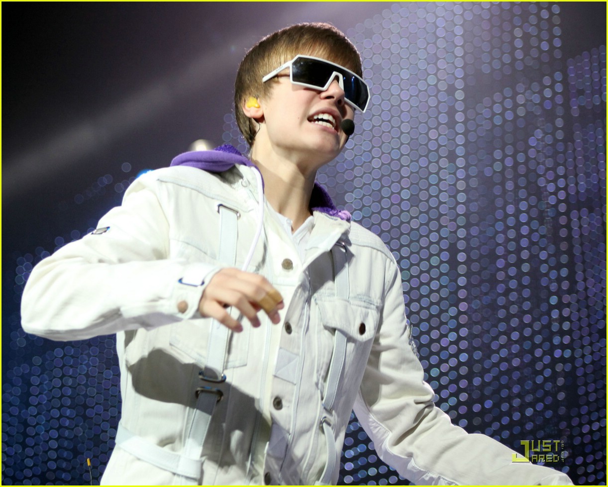 Justin Bieber: Cake in Canada!