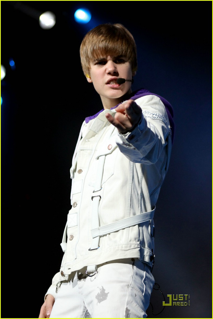 Justin Bieber: Cake in Canada!