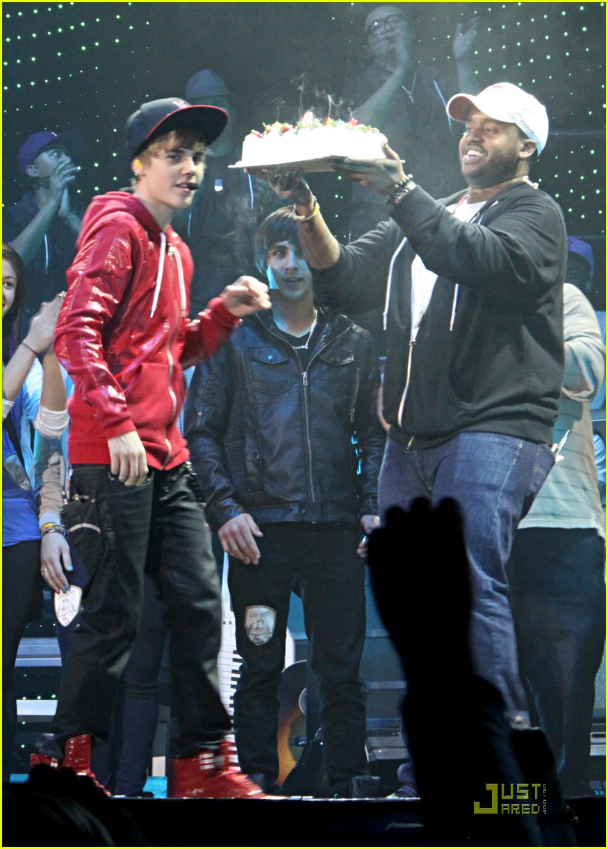 Justin Bieber: Cake in Canada!