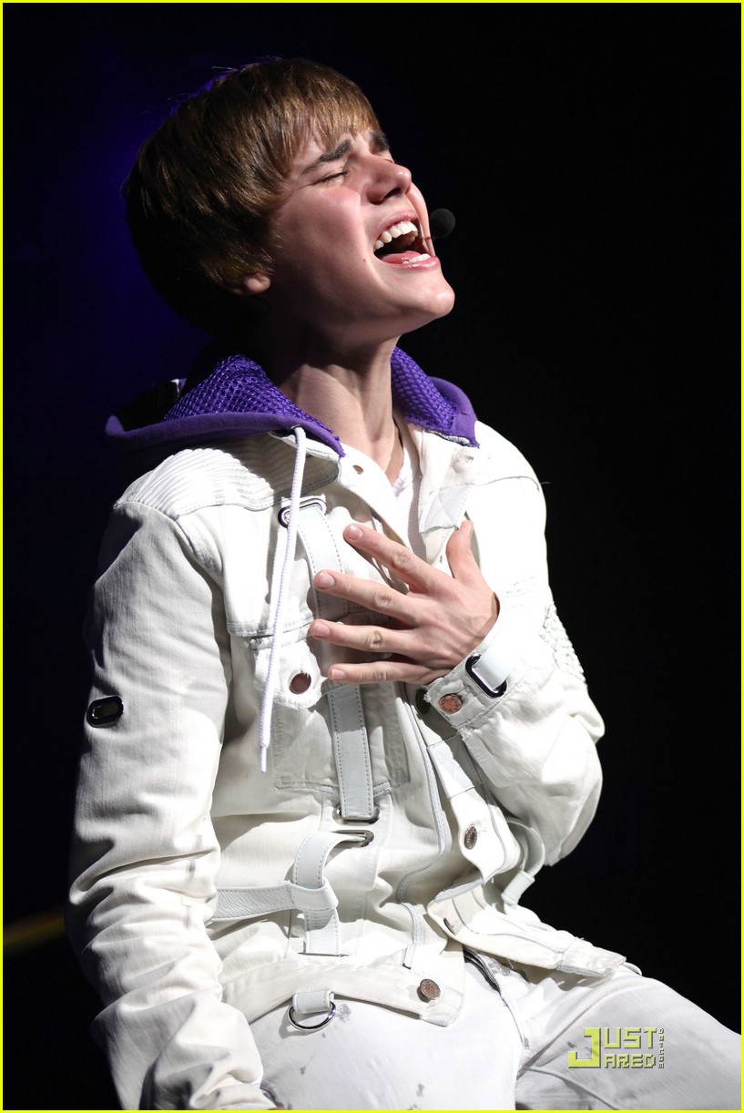 Justin Bieber: Cake in Canada!