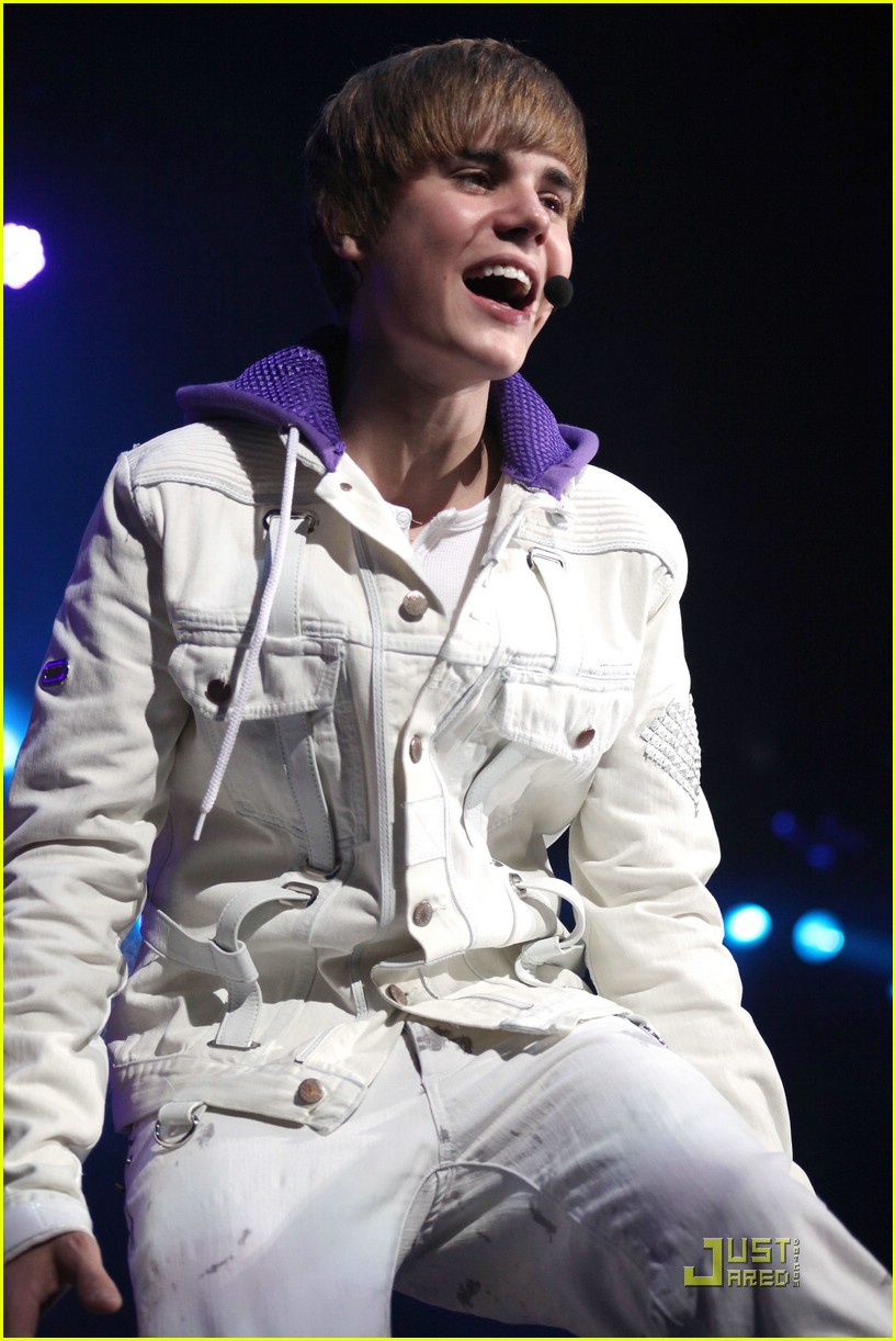 Justin Bieber: Cake in Canada!