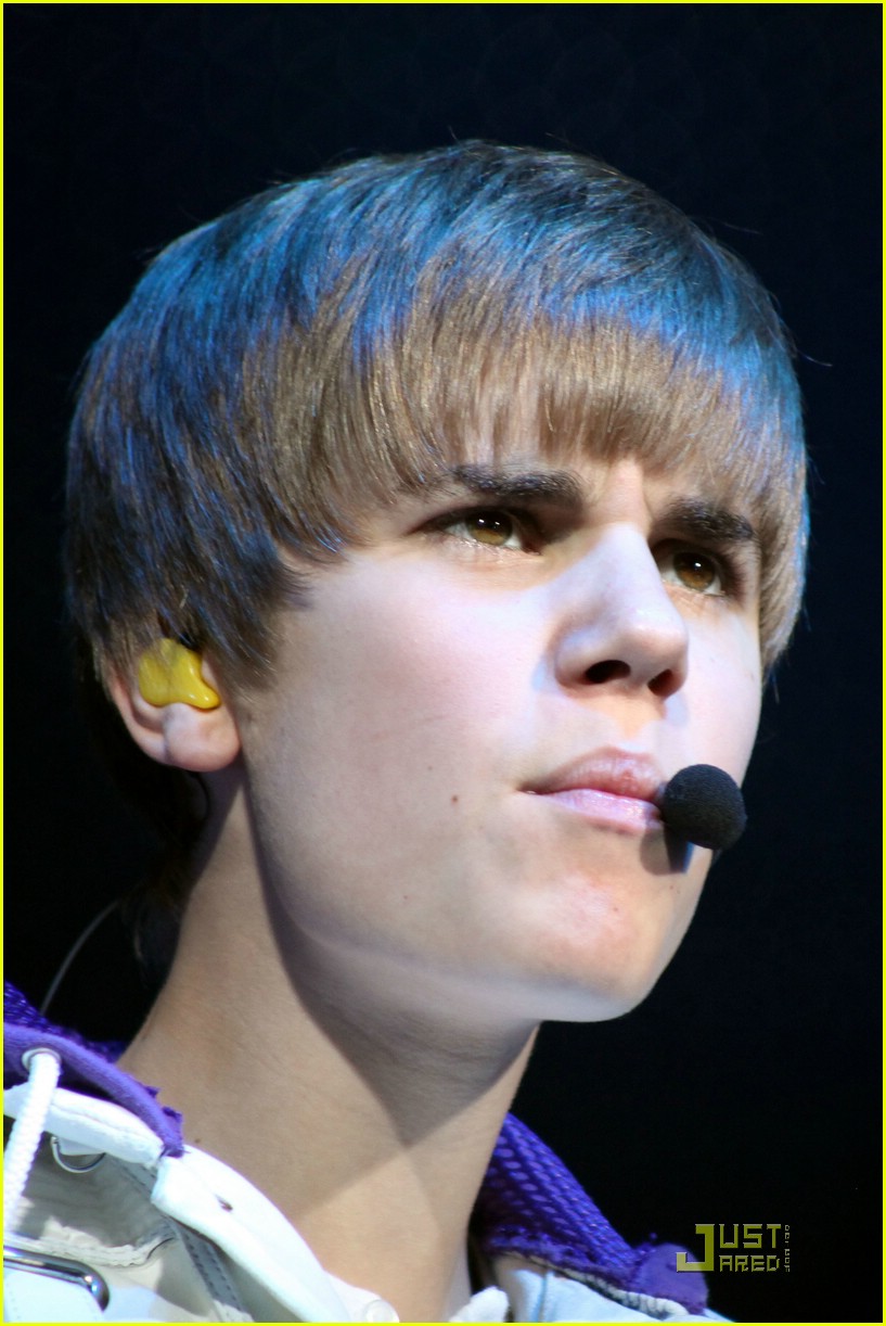Justin Bieber: Cake in Canada!