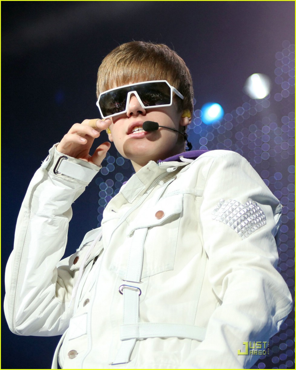 Justin Bieber: Cake in Canada!