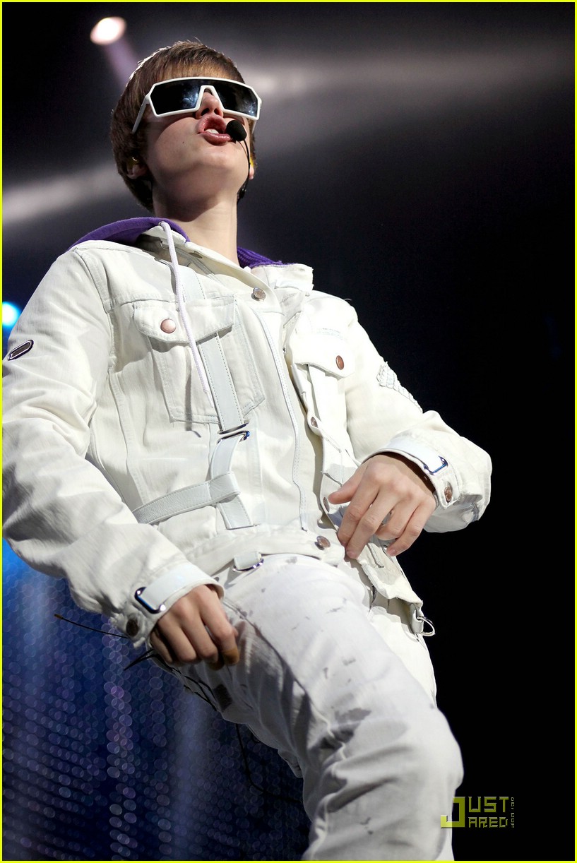 Justin Bieber: Cake in Canada!