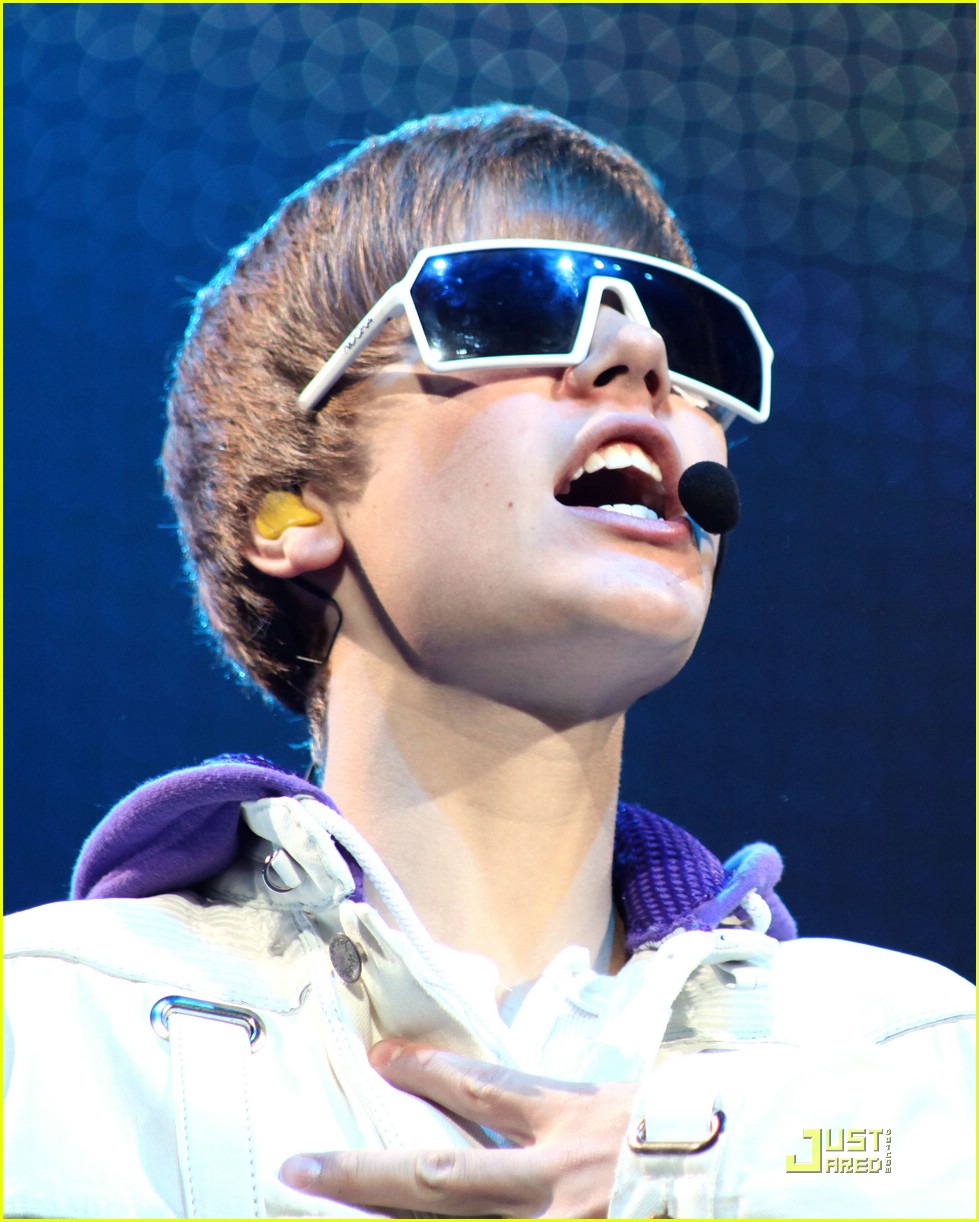 Justin Bieber: Cake in Canada!