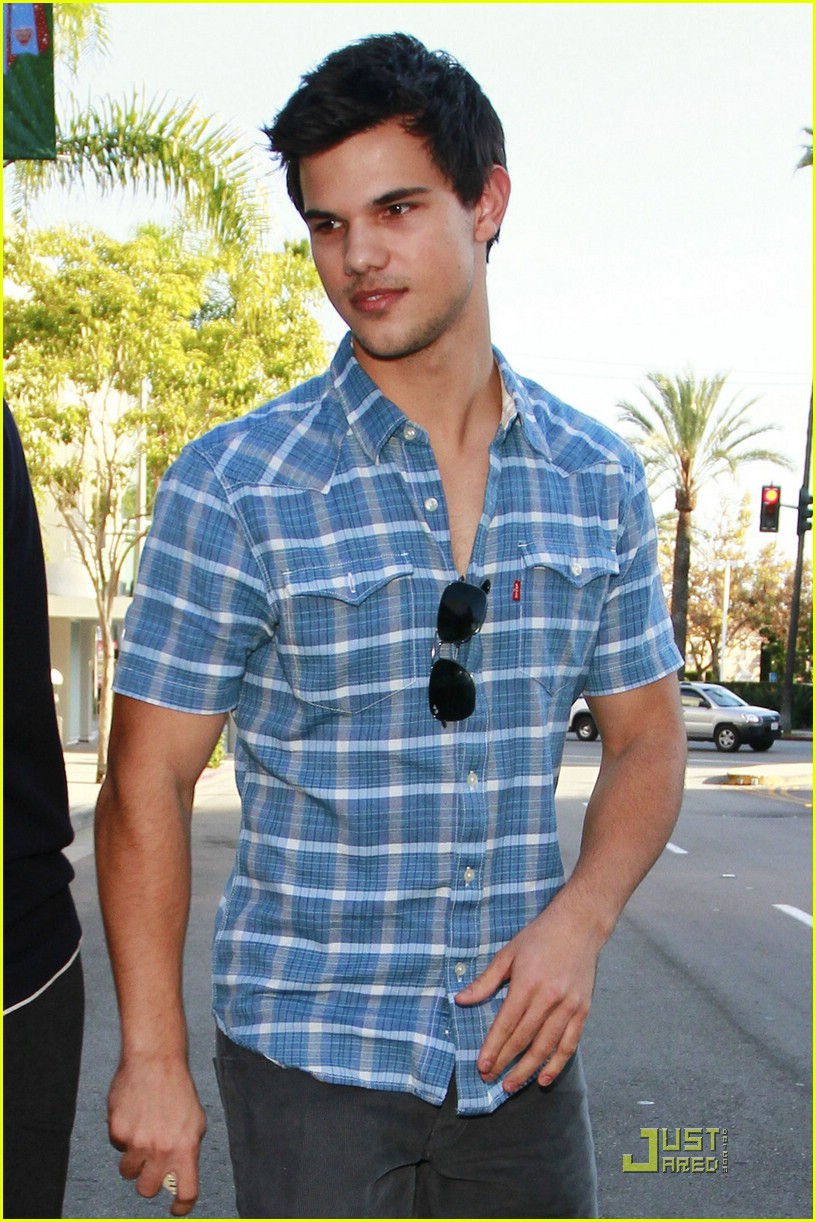 Taylor Lautner & Lily Collins: Lunch Date!