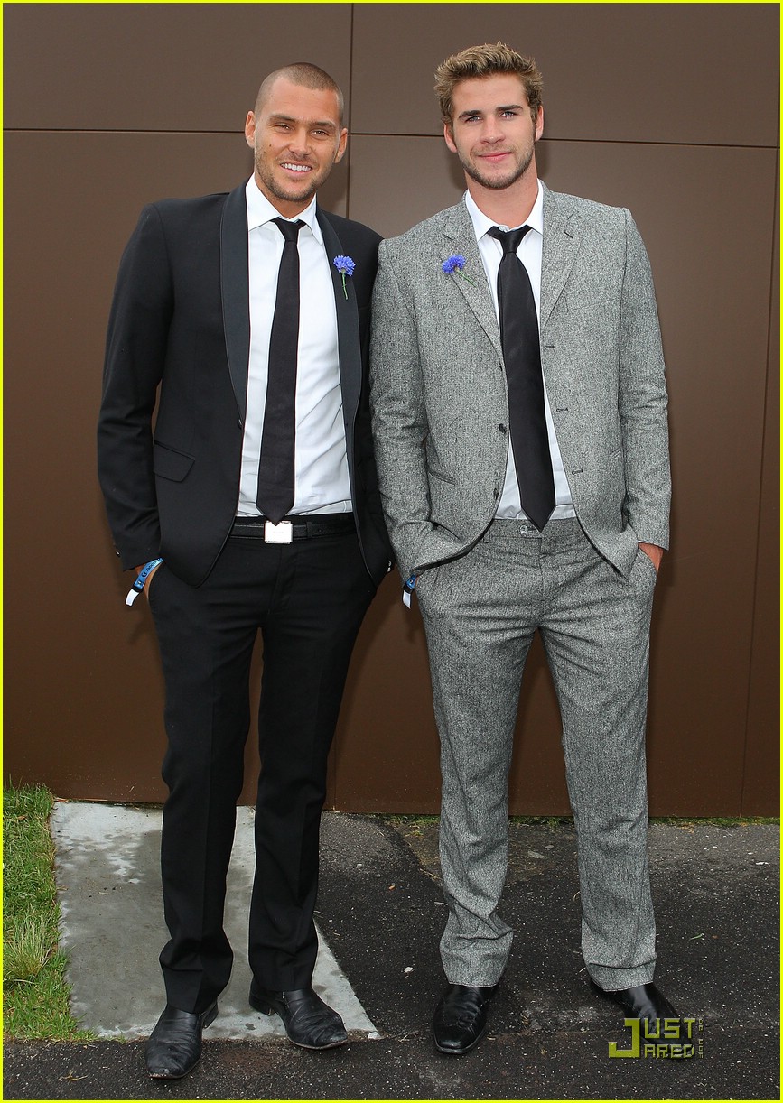 Liam Hemsworth: Melbourne Cup with Mom Leonie!
