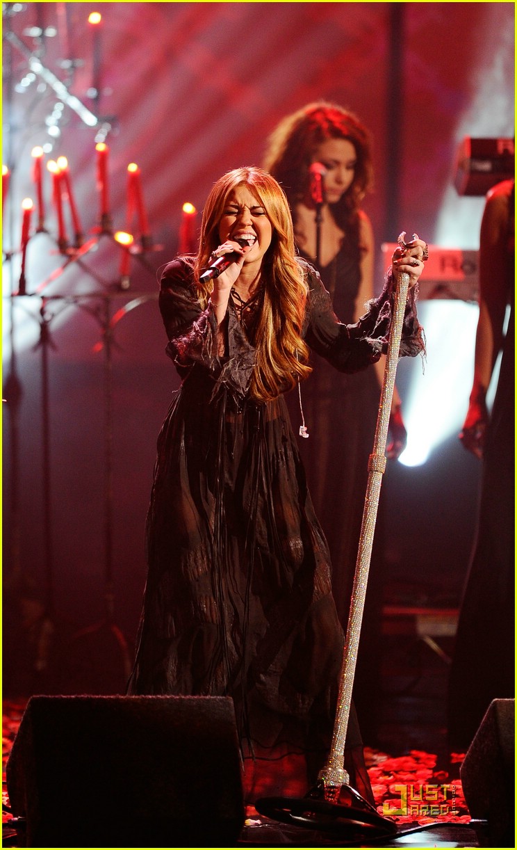 Miley Cyrus: 'Forgiveness & Love' at AMAs -- VIDEO!