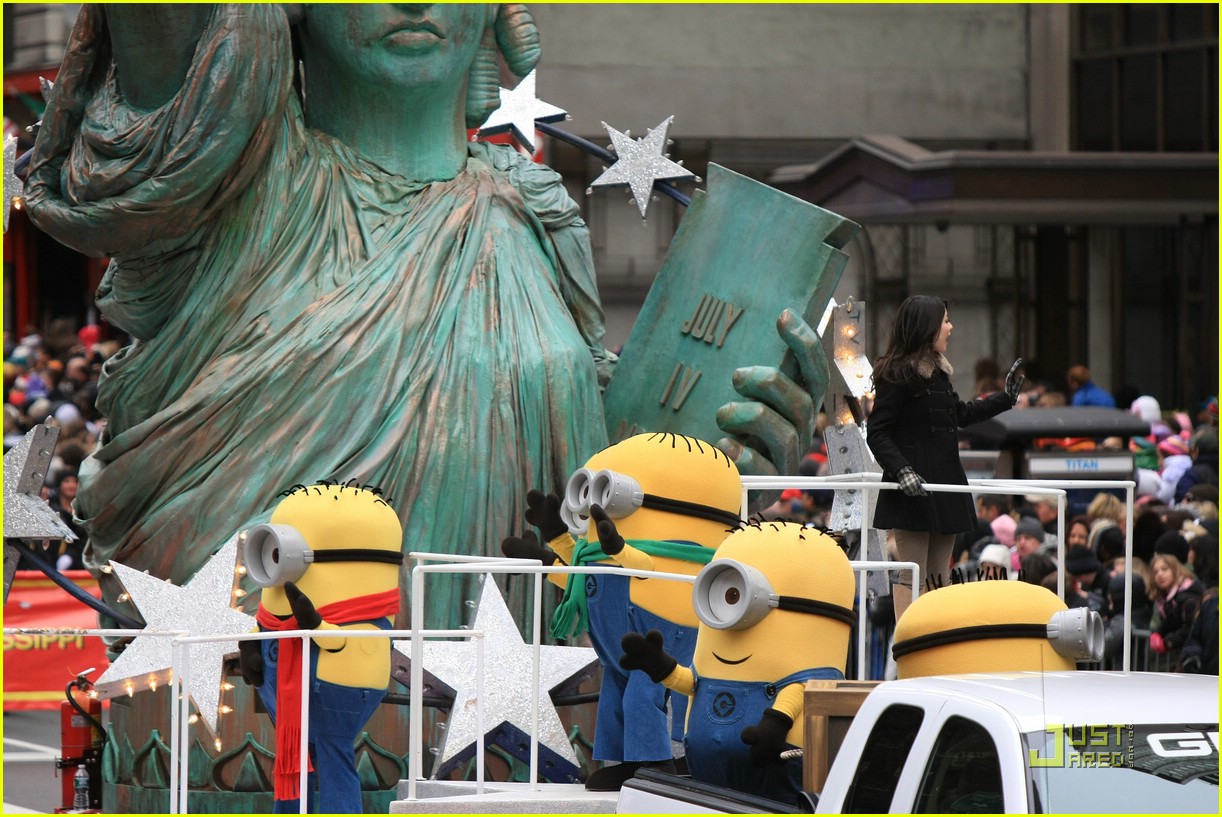 Miranda Cosgrove Steals The Statue of Liberty with Minions!