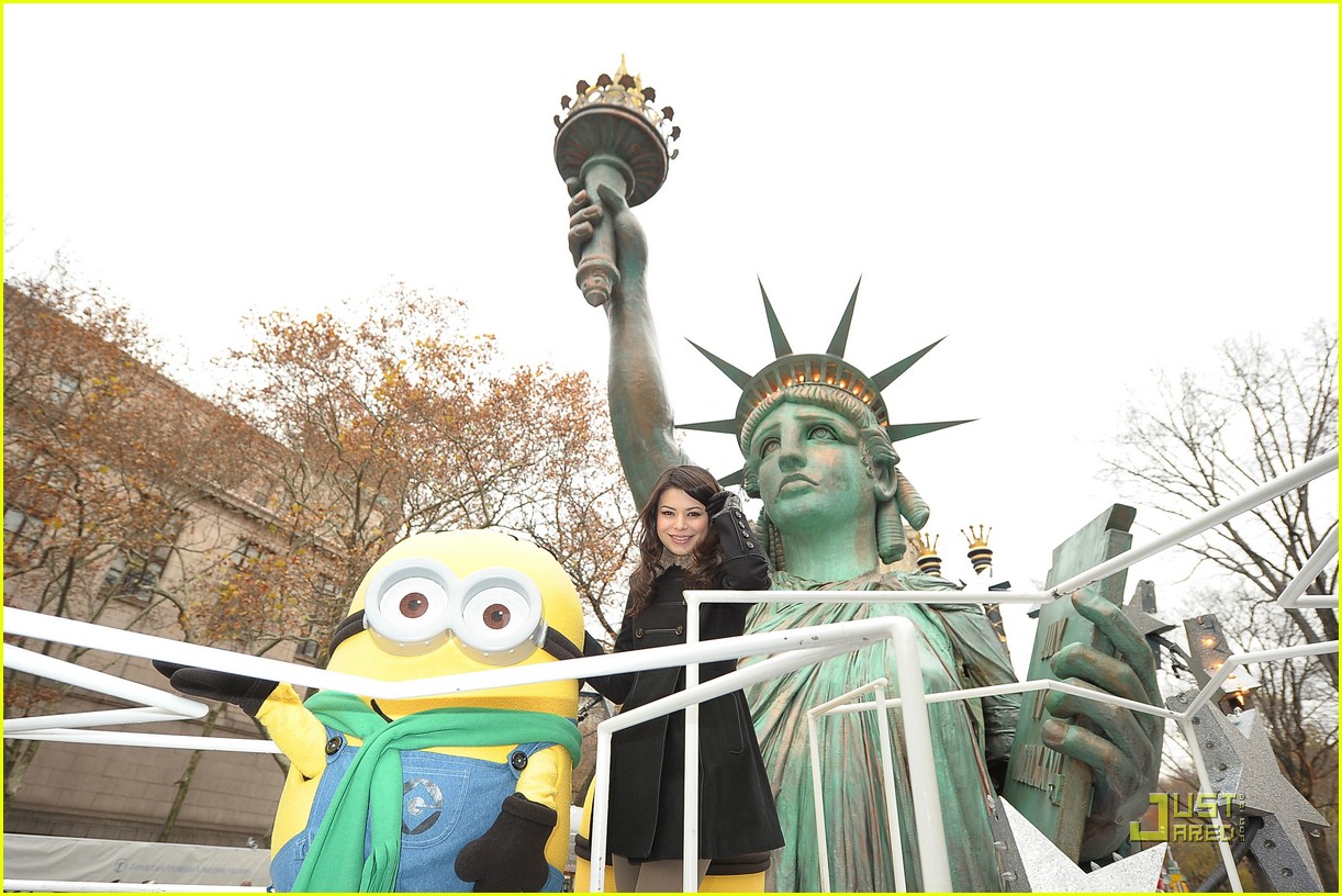 Miranda Cosgrove Steals The Statue of Liberty with Minions!
