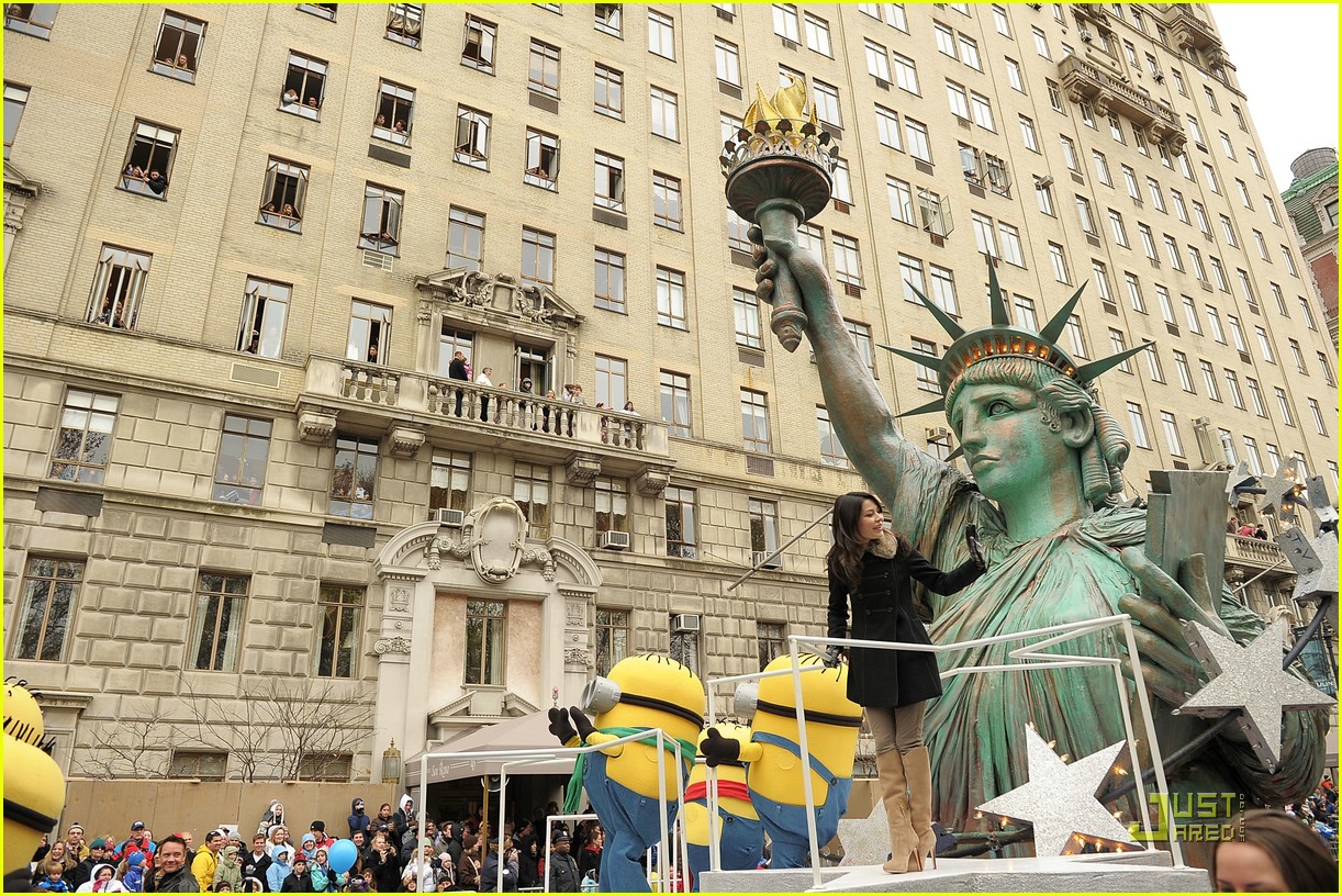 Miranda Cosgrove Steals The Statue of Liberty with Minions!