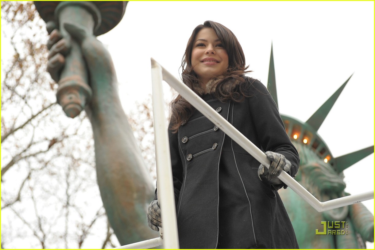 Miranda Cosgrove Steals The Statue of Liberty with Minions!