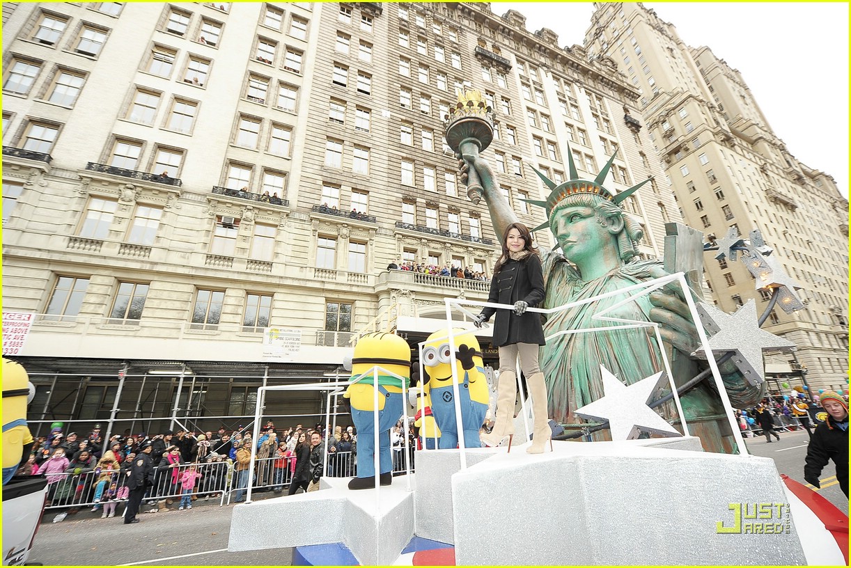 Miranda Cosgrove Steals The Statue of Liberty with Minions!