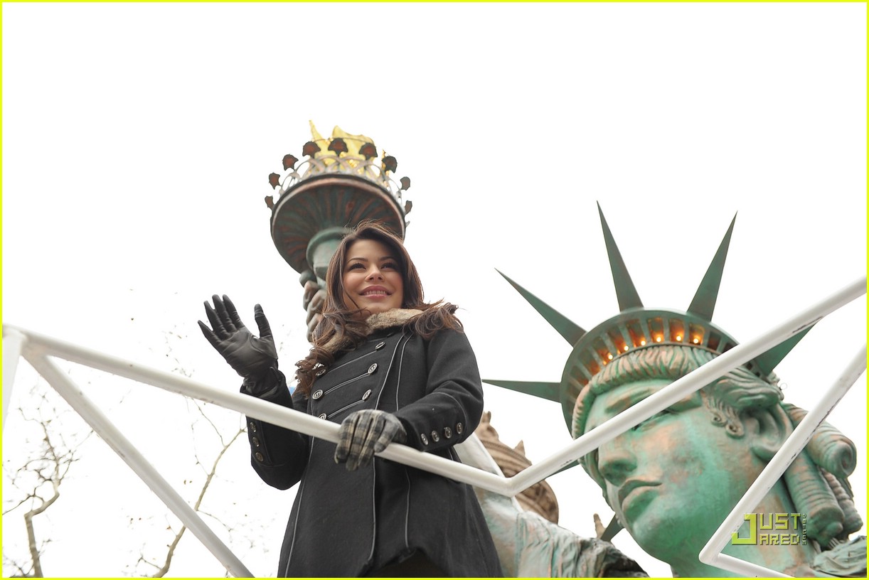 Miranda Cosgrove Steals The Statue of Liberty with Minions!