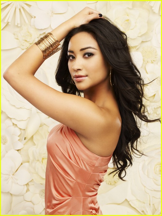 Lucy Hale & Shay Mitchell: New PLL Promos!