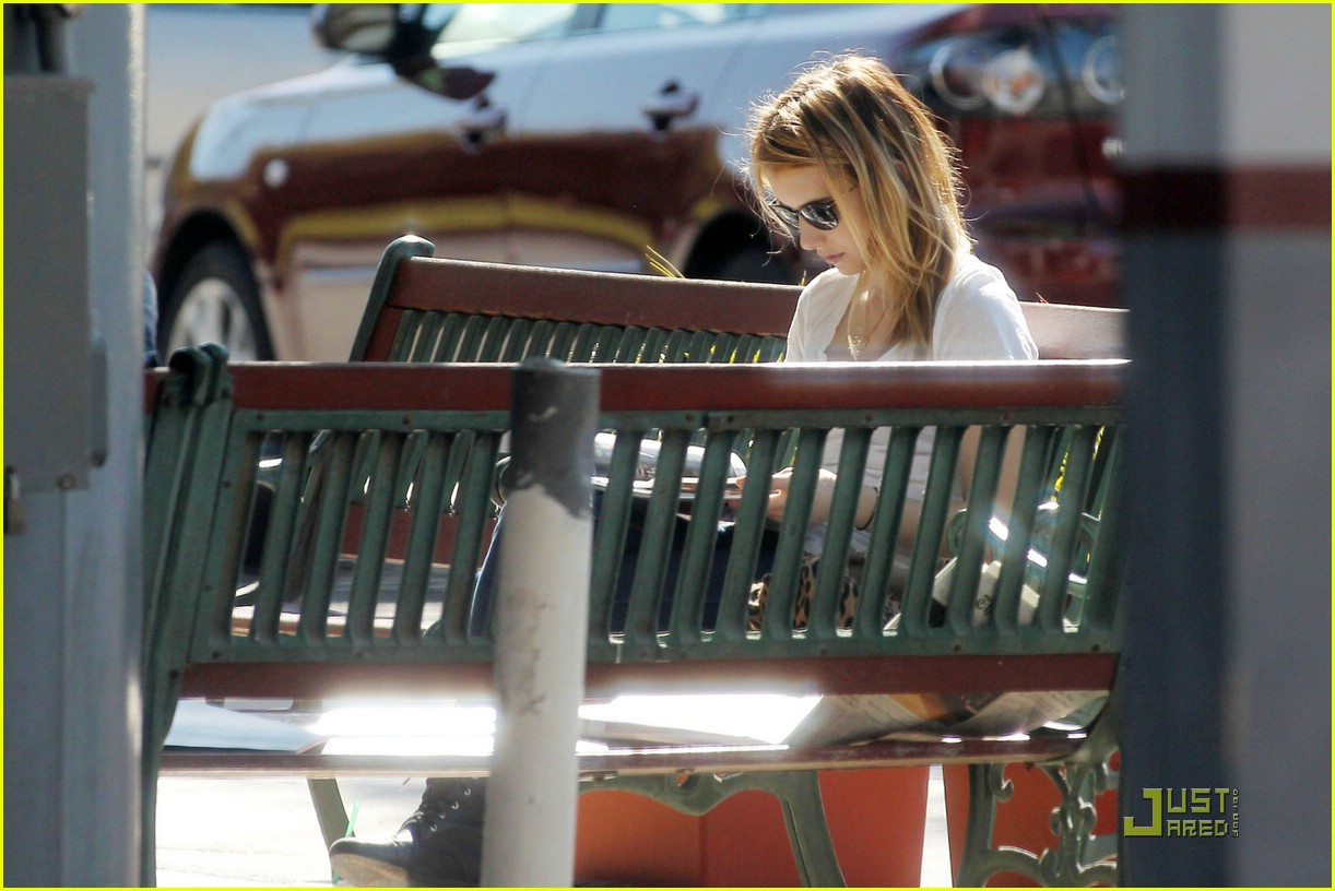 Emma Roberts: Reading At The Car Wash
