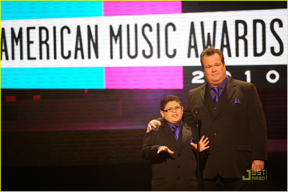 Rico Rodriguez & Eric Stonestreet: Suit Twins!