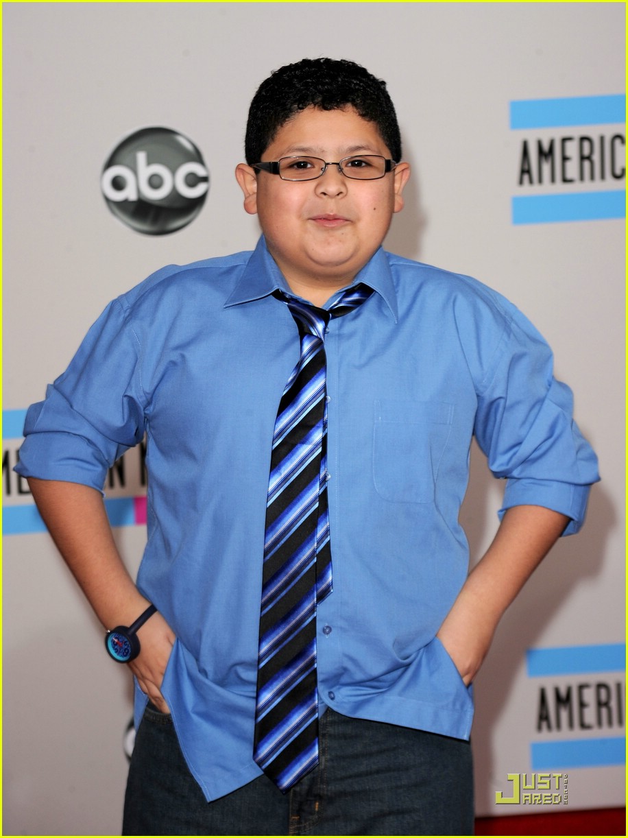 Rico Rodriguez & Eric Stonestreet: Suit Twins!