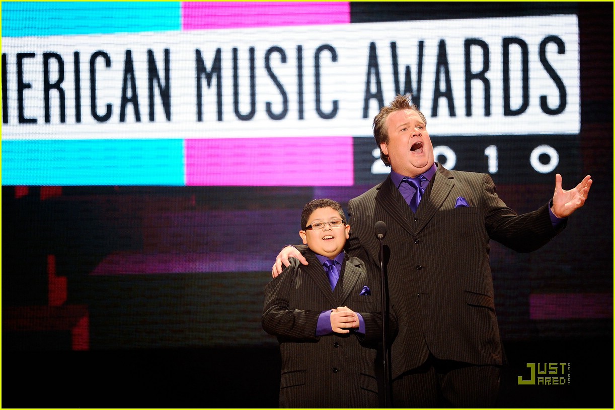 Rico Rodriguez & Eric Stonestreet: Suit Twins!