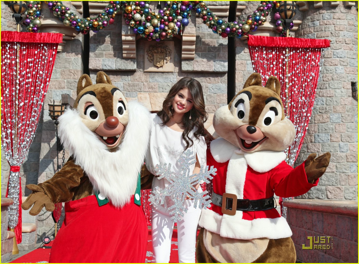 Selena Gomez: Disneyland Christmas Parade Pretty