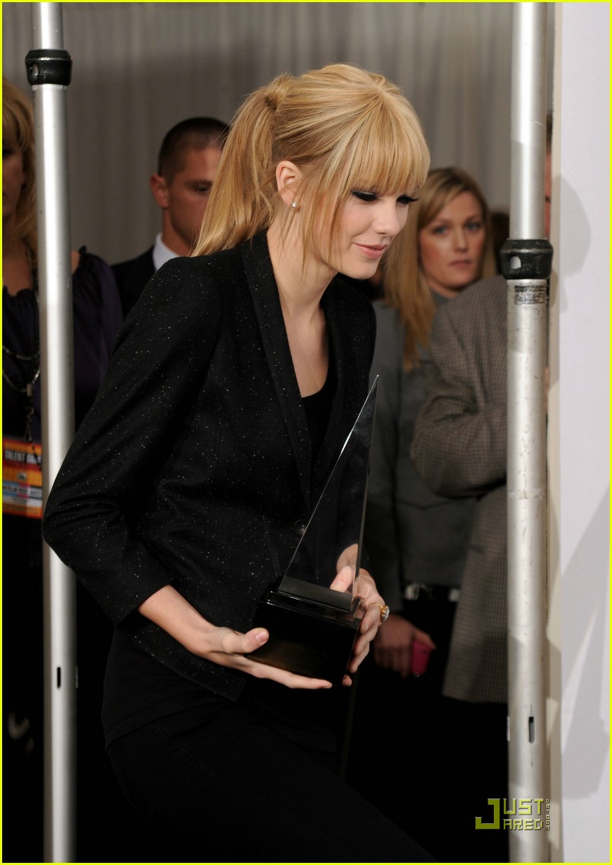 Taylor Swift: 'Back To December' at the AMAs