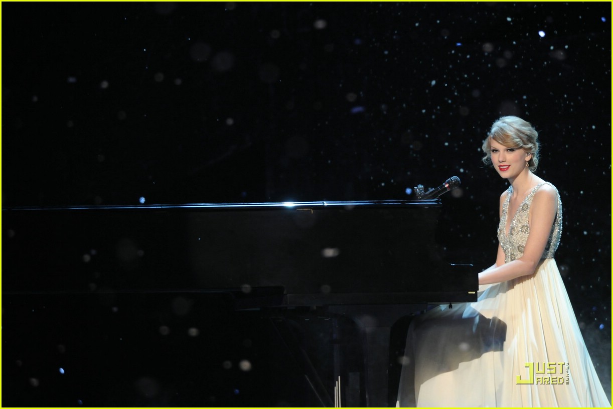 Taylor Swift: 'Back To December' at the AMAs