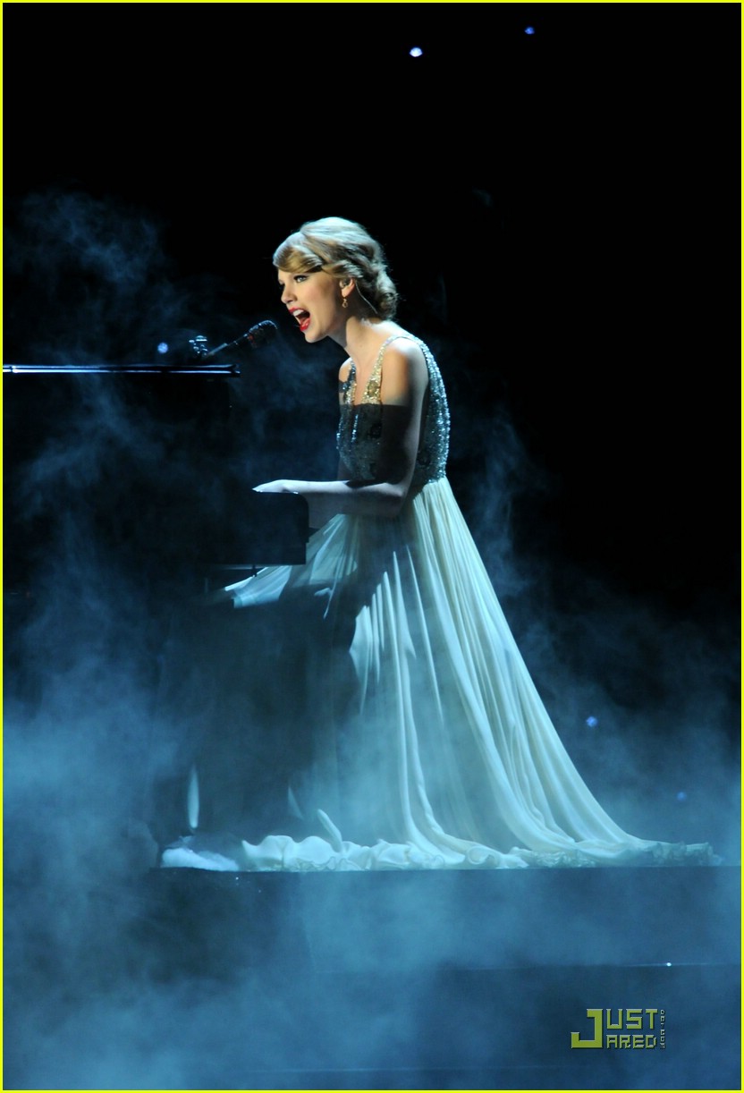 Taylor Swift: 'Back To December' at CMA Awards -- VIDEO