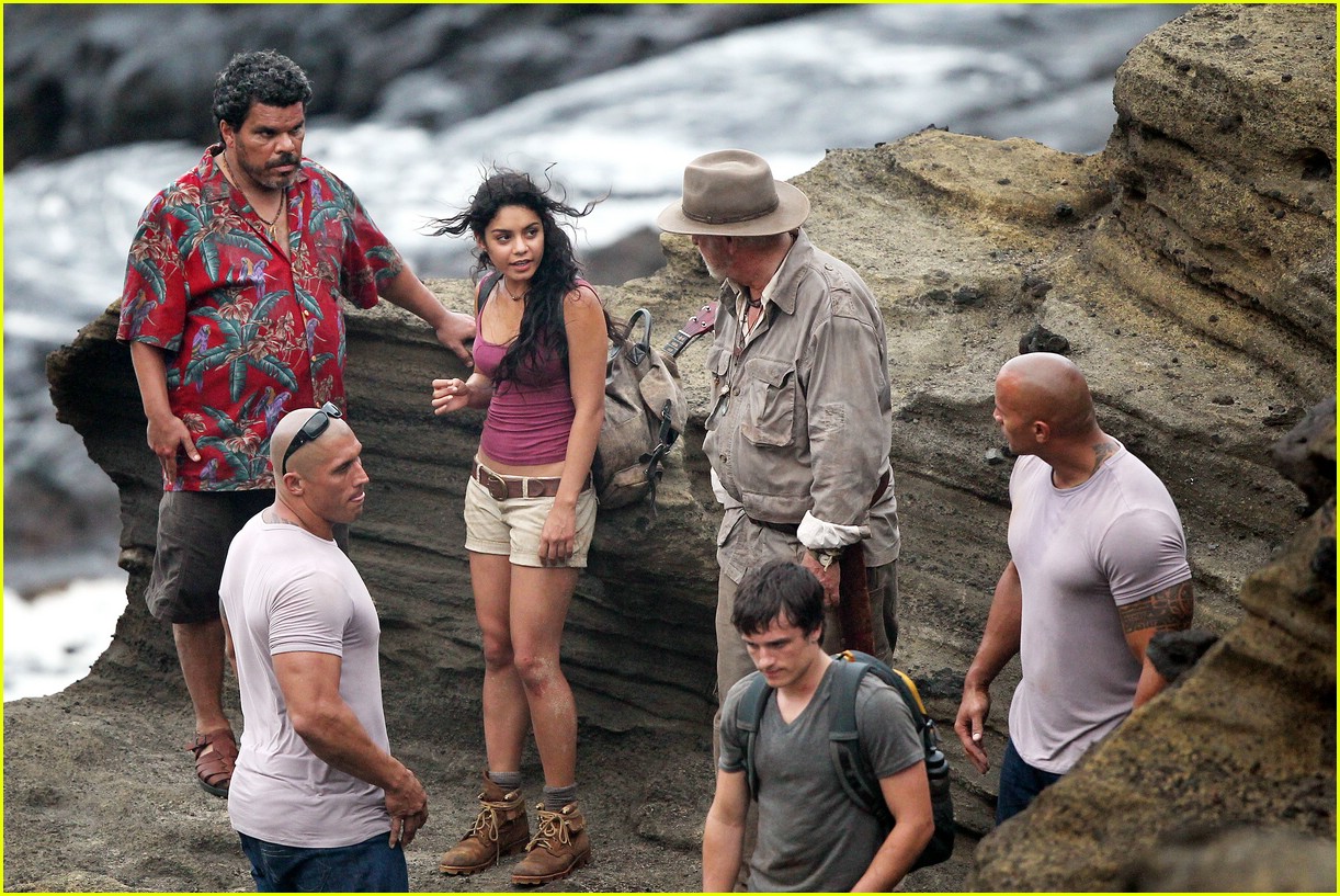 Josh Hutcherson: Handstand in Hawaii with Vanessa Hudgens
