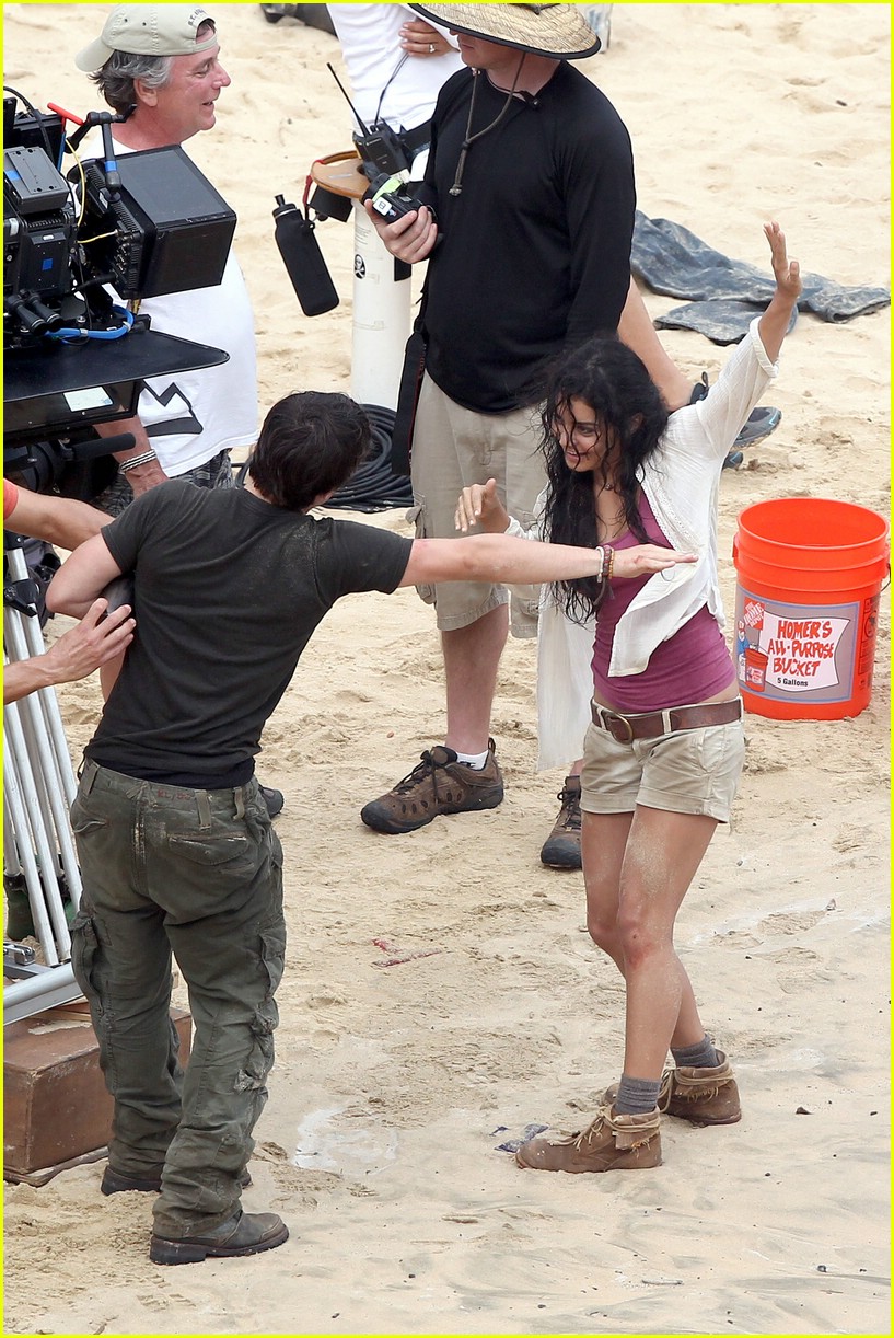 Josh Hutcherson: Handstand in Hawaii with Vanessa Hudgens