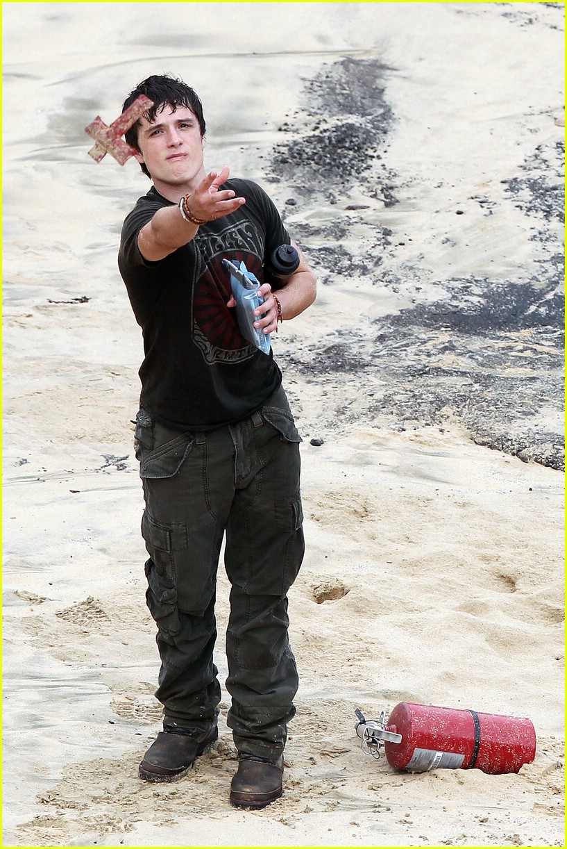 Josh Hutcherson: Handstand in Hawaii with Vanessa Hudgens