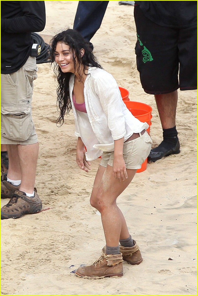 Josh Hutcherson: Handstand in Hawaii with Vanessa Hudgens